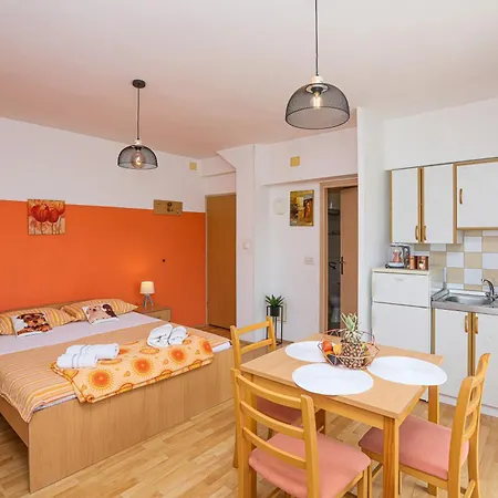 With Parking Space - 24808 Appartamento Vodice